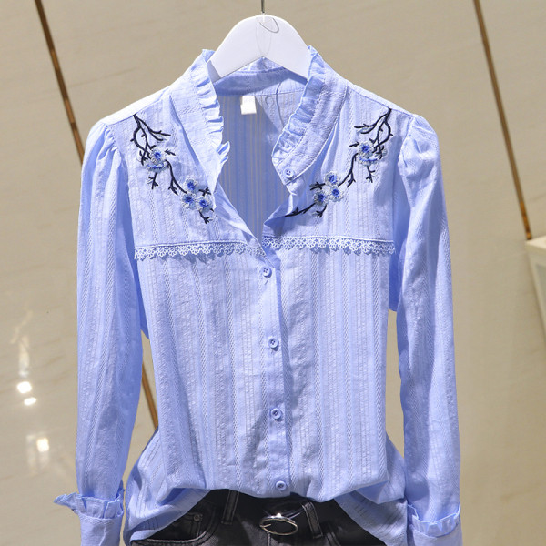 Modernūs moteriški marškiniai su spalvingais siuvinėjimais ir sagomis