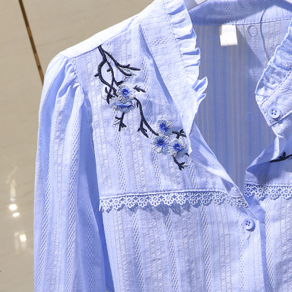 Modernūs moteriški marškiniai su spalvingais siuvinėjimais ir sagomis