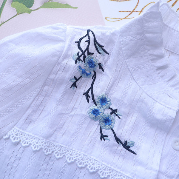 Modernūs moteriški marškiniai su spalvingais siuvinėjimais ir sagomis