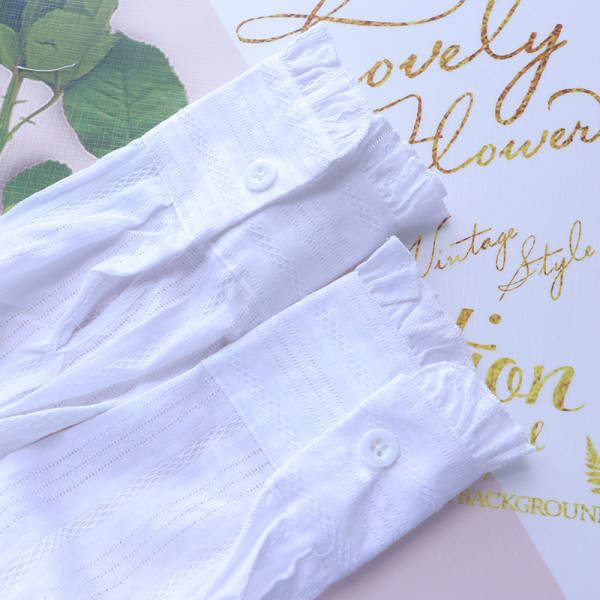 Modernūs moteriški marškiniai su spalvingais siuvinėjimais ir sagomis