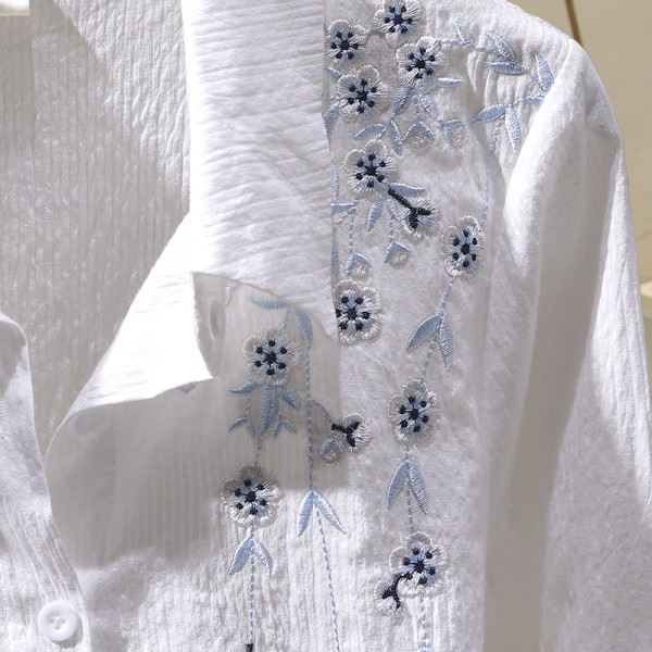 Alkalmi női ing klasszikus gallérral és hímzéssel