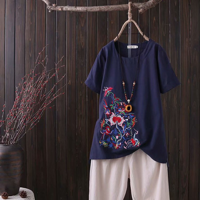 Alkalmi női póló ovális nyakkivágással és hímzéssel