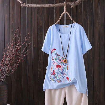 Alkalmi női póló ovális nyakkivágással és hímzéssel