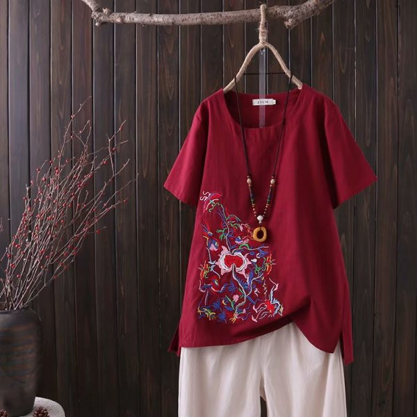 Alkalmi női póló ovális nyakkivágással és hímzéssel