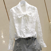 Stilinga moteriška palaidinė su kaspinu ant apykaklės ir lotoso rankovėmis