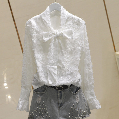 Stilinga moteriška palaidinė su kaspinu ant apykaklės ir lotoso rankovėmis