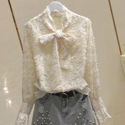 Stilinga moteriška palaidinė su kaspinu ant apykaklės ir lotoso rankovėmis