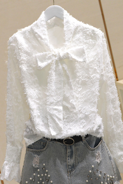 Stilinga moteriška palaidinė su kaspinu ant apykaklės ir lotoso rankovėmis