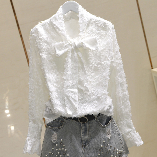 Stilinga moteriška palaidinė su kaspinu ant apykaklės ir lotoso rankovėmis