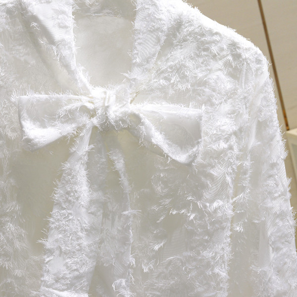 Stilinga moteriška palaidinė su kaspinu ant apykaklės ir lotoso rankovėmis