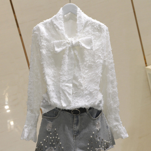 Stilinga moteriška palaidinė su kaspinu ant apykaklės ir lotoso rankovėmis