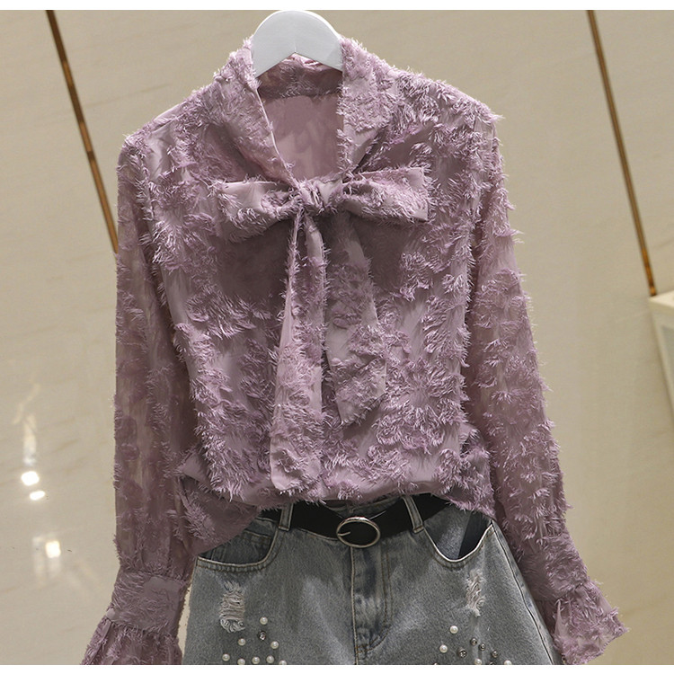 Stilinga moteriška palaidinė su kaspinu ant apykaklės ir lotoso rankovėmis