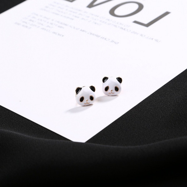 Női fülbevaló panda designnal