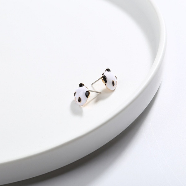 Női fülbevaló panda designnal