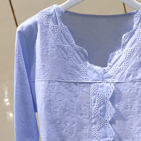 Ikdienas sieviešu krekls ar cirtām un špica kakla izgriezumu