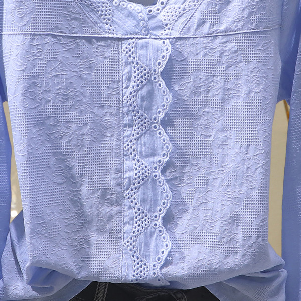 Ikdienas sieviešu krekls ar cirtām un špica kakla izgriezumu