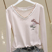 Bluză casual de damă cu decolteu spitz și broderie colorată