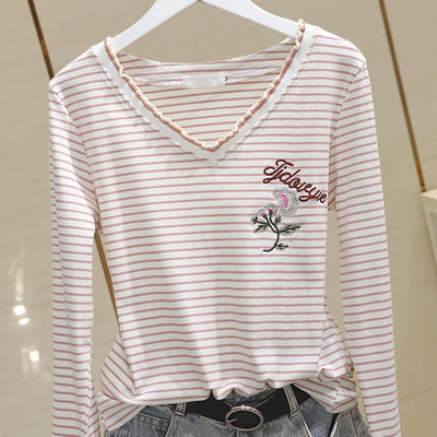 Bluză casual de damă cu decolteu spitz și broderie colorată