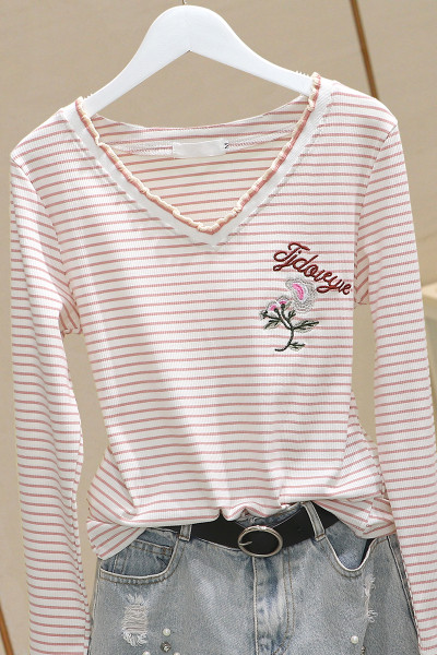 Bluză casual de damă cu decolteu spitz și broderie colorată