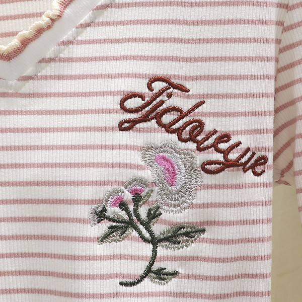 Bluză casual de damă cu decolteu spitz și broderie colorată