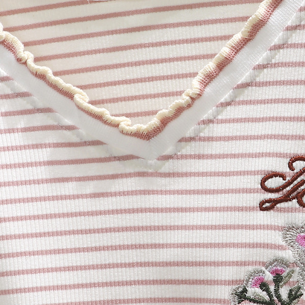 Bluză casual de damă cu decolteu spitz și broderie colorată