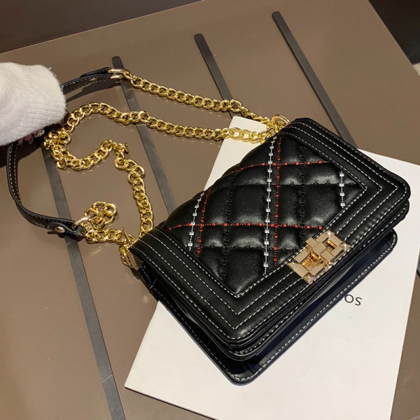 Modern női táska hosszú fémlánccal