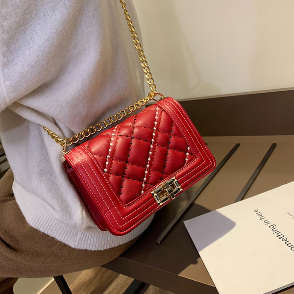 Modern női táska hosszú fémlánccal