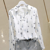 Stílusos női ing spitz nyakkivágással és színes applikációkkal