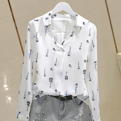 Stílusos női ing spitz nyakkivágással és színes applikációkkal