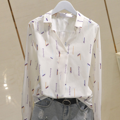 Stílusos női ing spitz nyakkivágással és színes applikációkkal