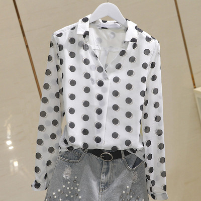 Stílusos női ing spitz nyakkivágással és színes applikációkkal