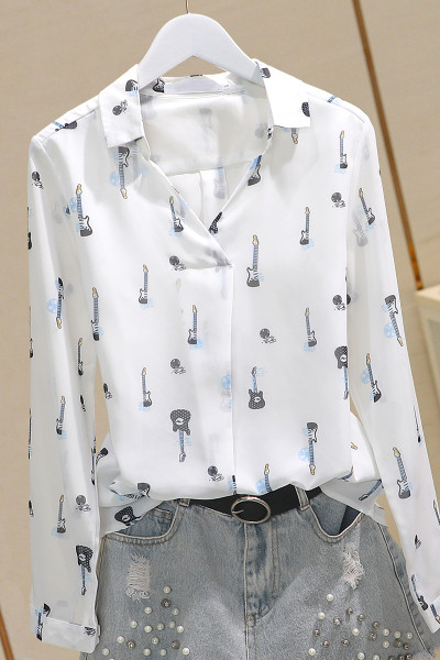 Stílusos női ing spitz nyakkivágással és színes applikációkkal