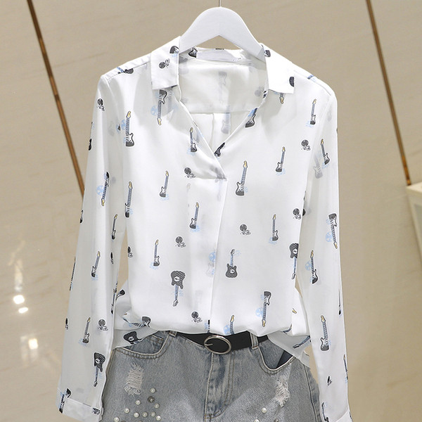 Stílusos női ing spitz nyakkivágással és színes applikációkkal