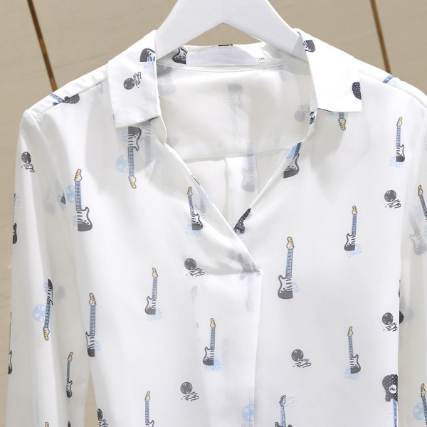 Stílusos női ing spitz nyakkivágással és színes applikációkkal