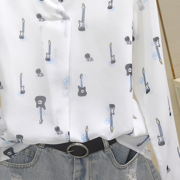 Stílusos női ing spitz nyakkivágással és színes applikációkkal