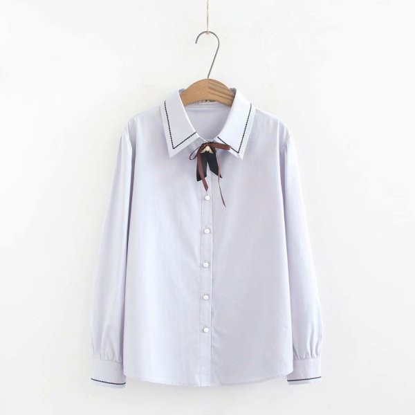 Moderns sieviešu krekls ar klasisku apkakli un garām piedurknēm