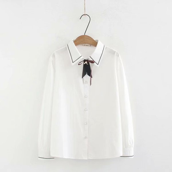 Moderns sieviešu krekls ar klasisku apkakli un garām piedurknēm