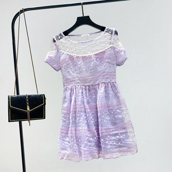 Moderna sieviešu kleita ar īsām piedurknēm, ovālu kakla izgriezumu un izšuvumu