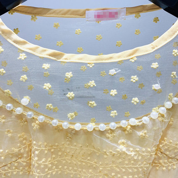 Moderna sieviešu kleita ar īsām piedurknēm, ovālu kakla izgriezumu un izšuvumu