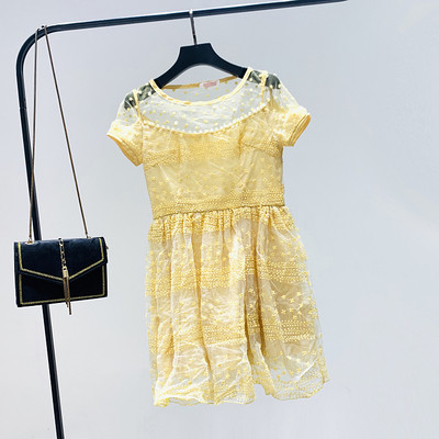 Moderna sieviešu kleita ar īsām piedurknēm, ovālu kakla izgriezumu un izšuvumu