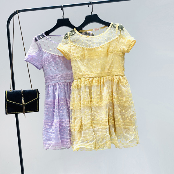 Moderna sieviešu kleita ar īsām piedurknēm, ovālu kakla izgriezumu un izšuvumu