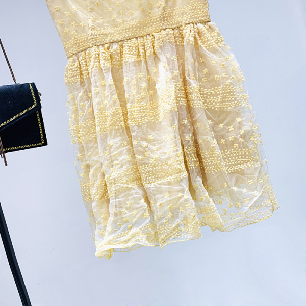 Moderna sieviešu kleita ar īsām piedurknēm, ovālu kakla izgriezumu un izšuvumu