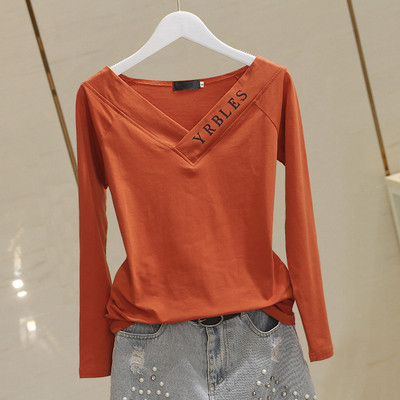 Sieviešu pavasara blūze ar špica kakla izgriezumu un uzrakstu