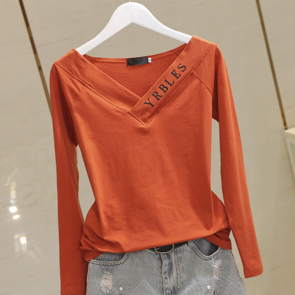 Sieviešu pavasara blūze ar špica kakla izgriezumu un uzrakstu