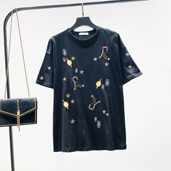 Hétköznapi női póló ovális nyakkivágással, rövid ujjal és hímzéssel