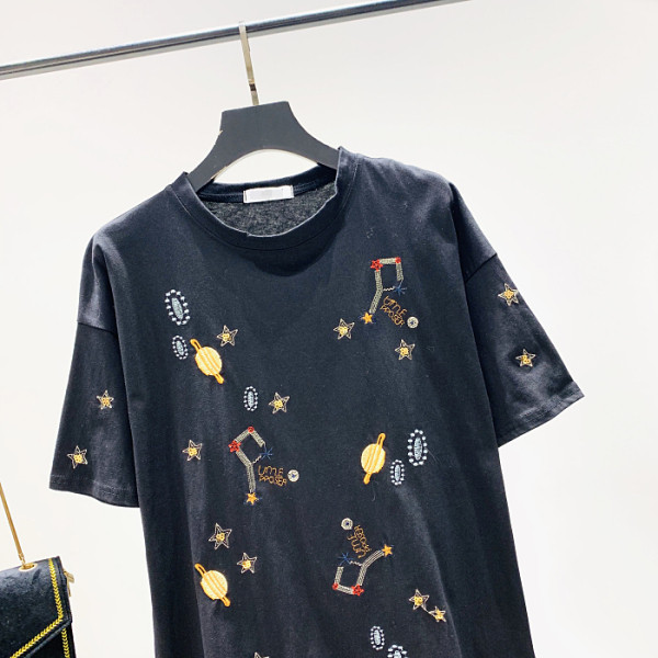 Hétköznapi női póló ovális nyakkivágással, rövid ujjal és hímzéssel