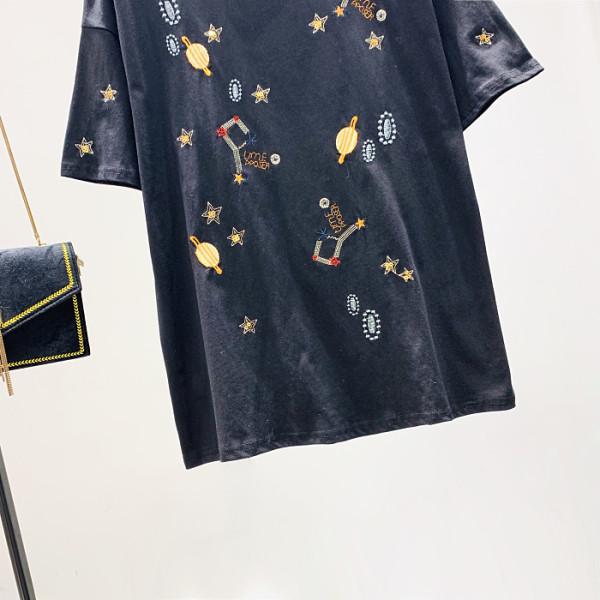 Hétköznapi női póló ovális nyakkivágással, rövid ujjal és hímzéssel