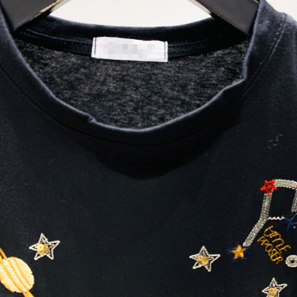 Hétköznapi női póló ovális nyakkivágással, rövid ujjal és hímzéssel