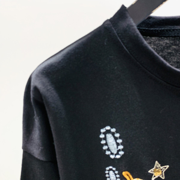 Hétköznapi női póló ovális nyakkivágással, rövid ujjal és hímzéssel