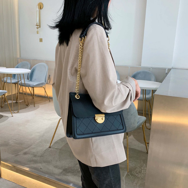 Geanta de dama eleganta din piele ecologica cu inchidere metalica